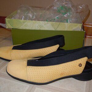 J RENEE NUBUCK LEATHER FLATS SLIP ON STYLE SZ 10 NEW IN BOX ‘NIRO’